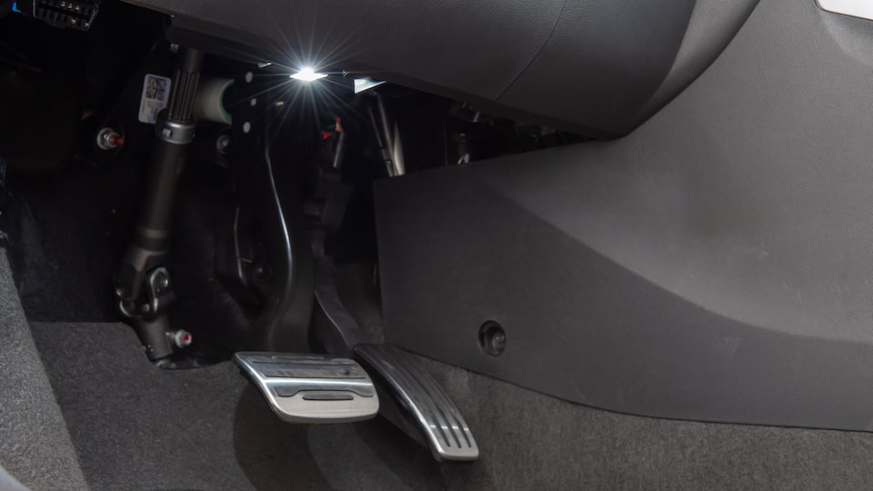 Agrega elegancia a tu pick up Chevrolet Montana con la iluminación de piso delantero