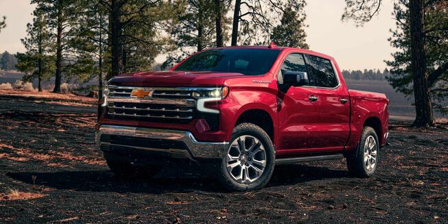 Pick up Chevrolet Silverado vista de frente lateral