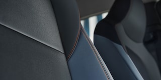 Vista frontal del Chevrolet Onix Plus en camino urbano