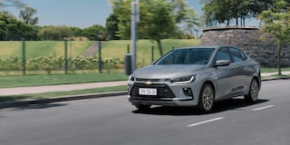 Vista frontal del Chevrolet Onix Plus en camino urbano