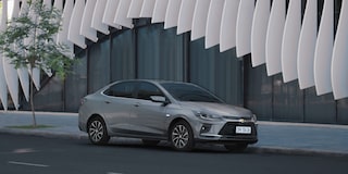 Chevrolet Onix Plus estacionado en área de ciudad