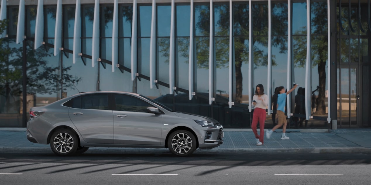 Vista lateral del Chevrolet Onix Plus estacionado en área urbana