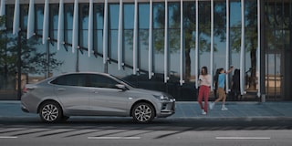 Vista lateral del Chevrolet Onix Plus estacionado en área urbana