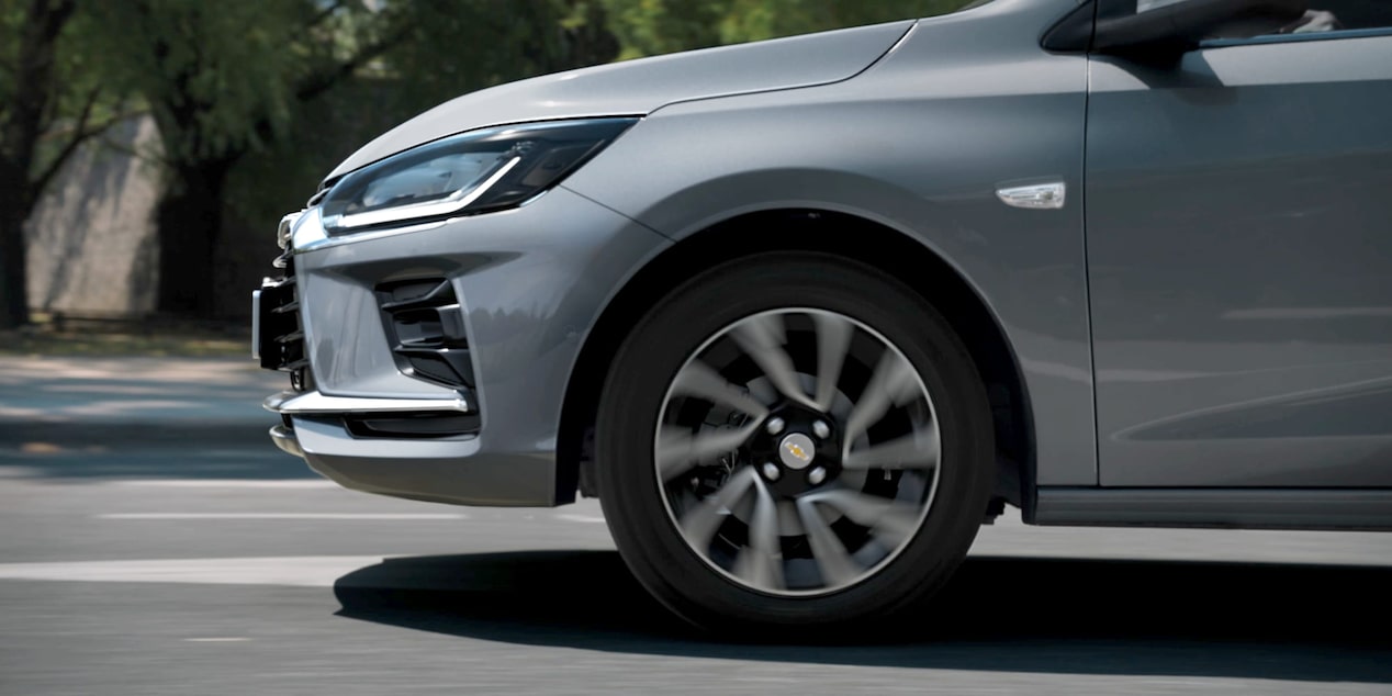 Vista lateral de las llantas del Chevrolet Onix Plus
