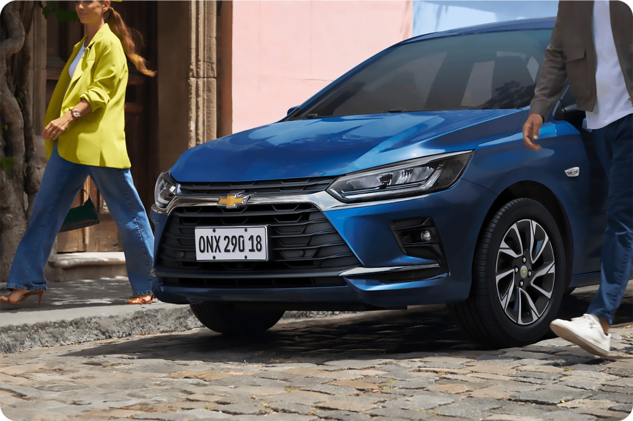 Chevrolet Onix 2026 color Azul Some Kinda Blue estacionado en zona urbana, destacando el sistema Easy Park