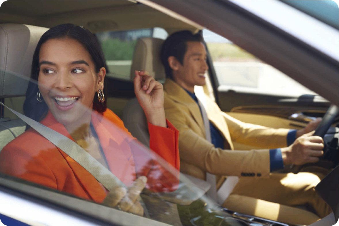 Pareja disfrutando un viaje cómodo y seguro en Chevrolet, diseño pensado para tu bienestar