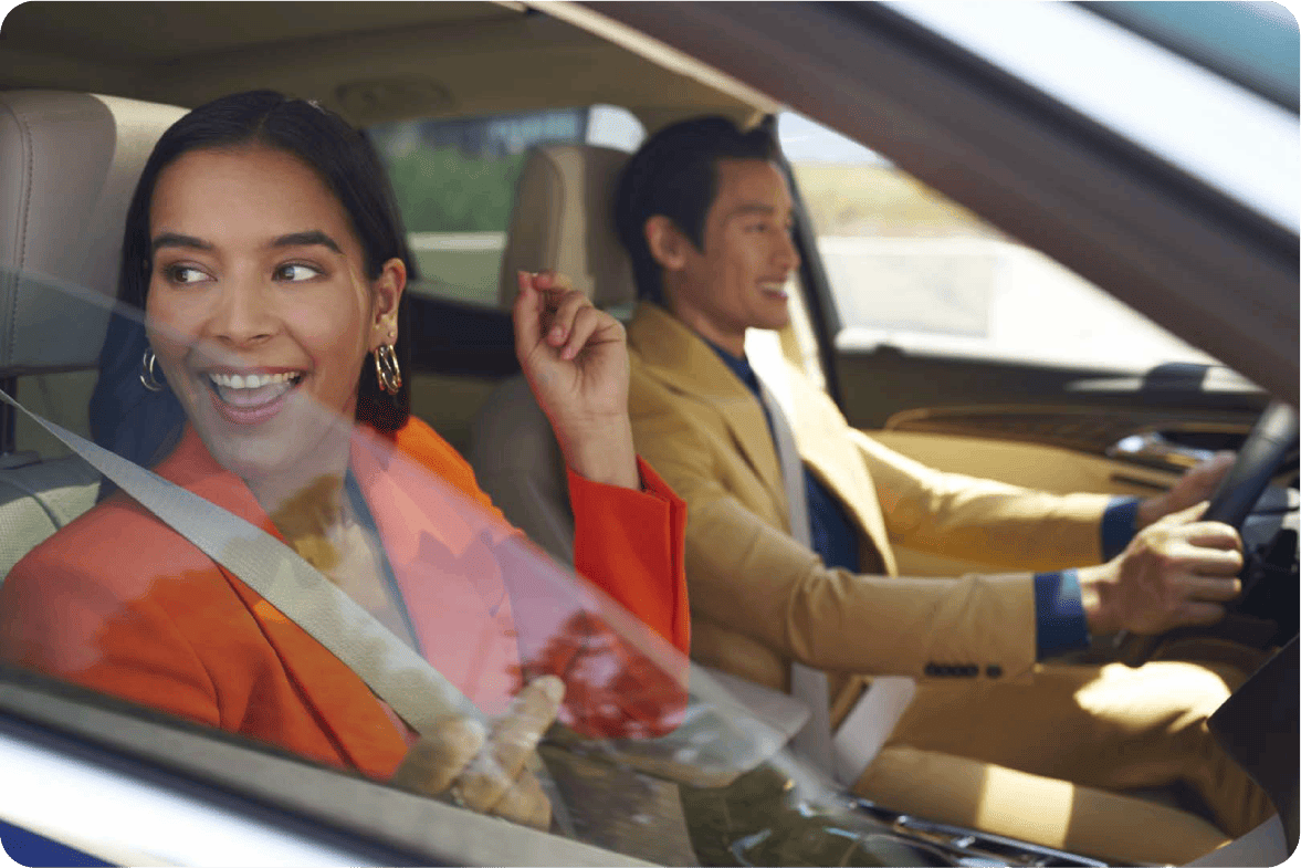 Pareja disfrutando un viaje cómodo y seguro en Chevrolet, diseño pensado para tu bienestar