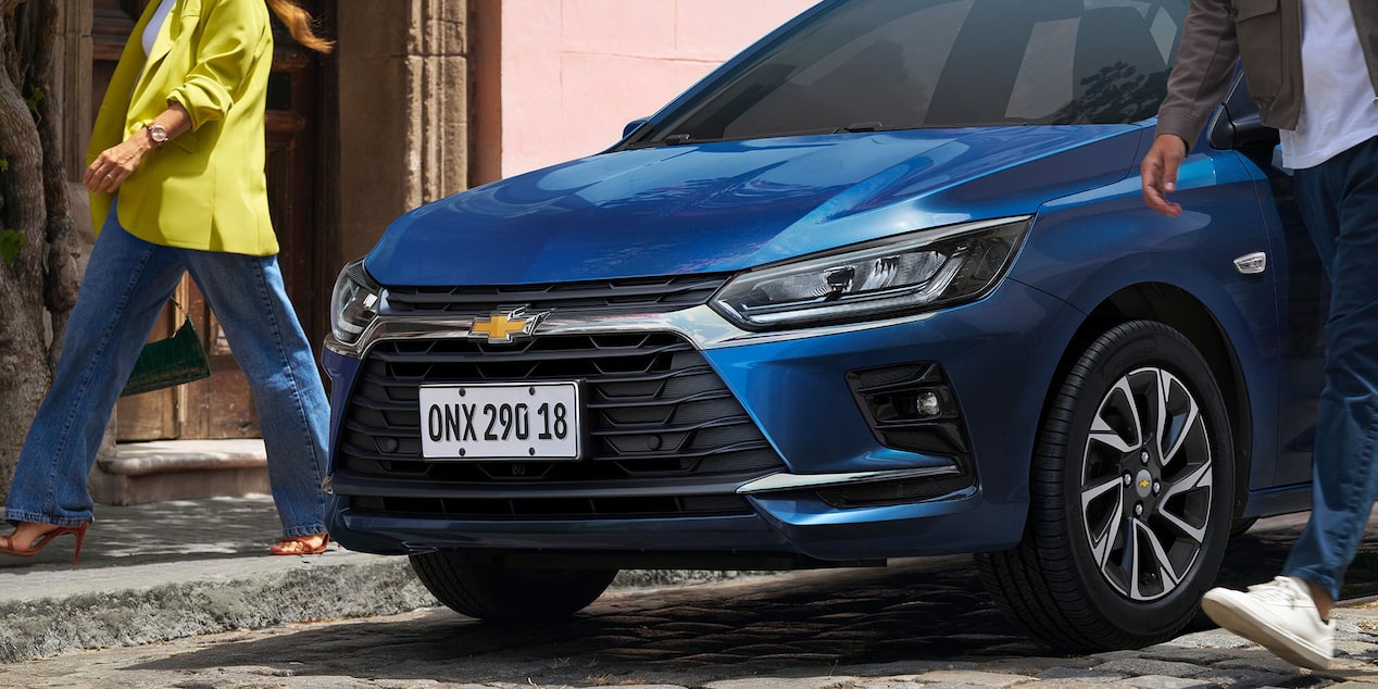 Chevrolet Onix 2026 color Azul Some Kinda Blue estacionado en zona urbana