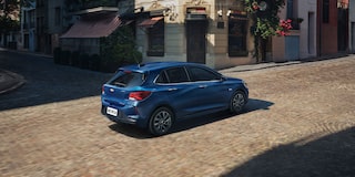 Chevrolet Onix 2026 color Azul Some Kinda Blue conduciendo en camino urbano