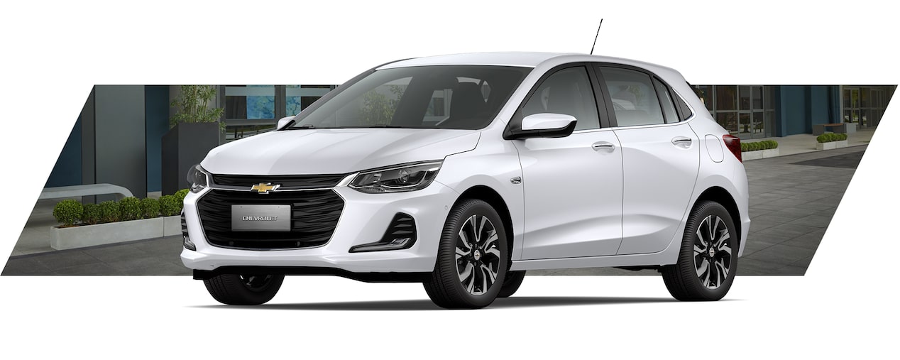 Chevrolet Onix  hatchback blanco, diseño moderno y compacto, ideal para jóvenes y uso urbano
