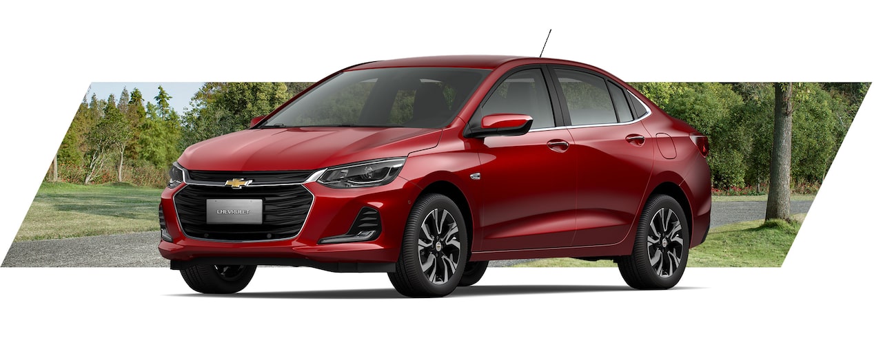 Chevrolet Onix sedán rojo, elegante y espacioso, ideal para familias que buscan confort  en cada viaje