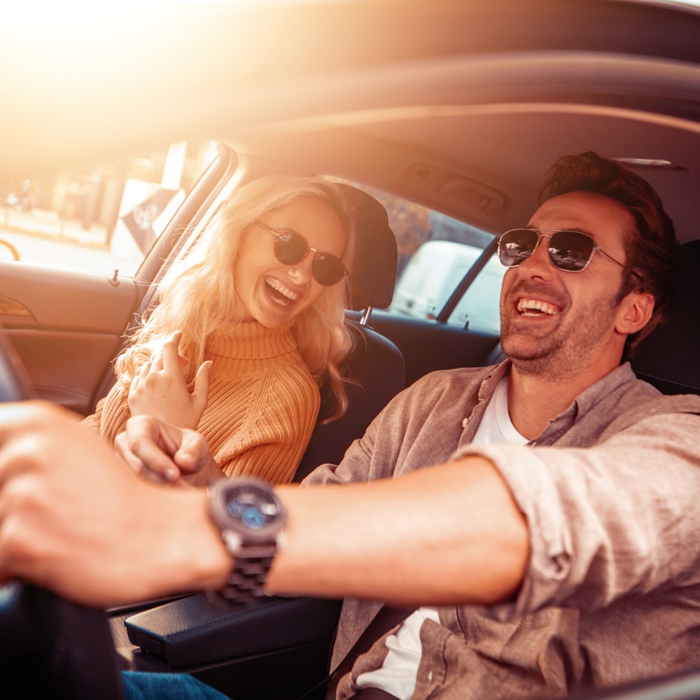 Entrega de llaves a nueva propietaria de Chevrolet con experiencia de compra satisfactoria