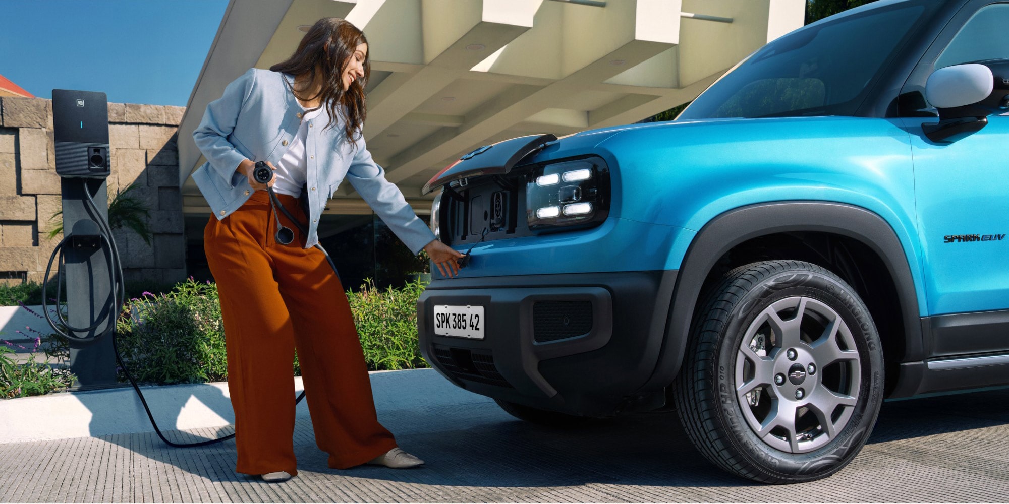 Mujer conectando cargador al Spark EUV azul