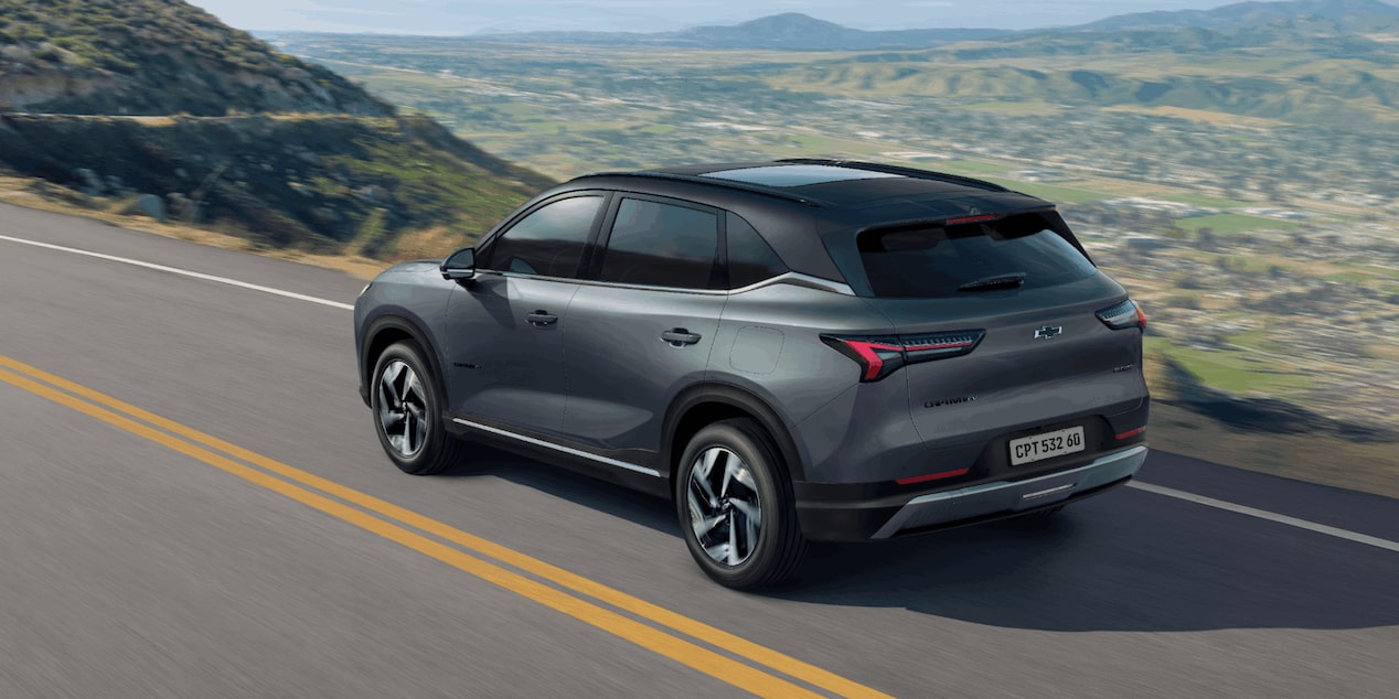 Vista lateral trasera de la Nueva Chevrolet Captiva EV en ruta