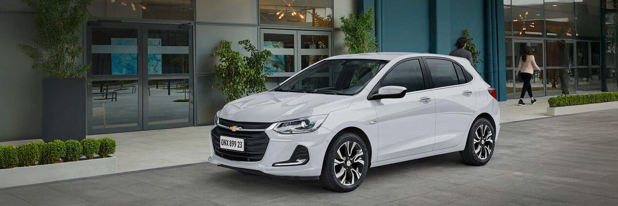Chevrolet Onix hatchback blanco estacionado