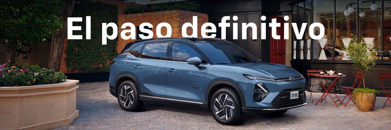 Chevrolet Captiva EV estacionado en área comercial.