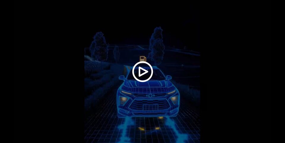 Marco de video predominantemente oscuro con elementos gráficos azules brillantes que representan una carretera, un icono de combustible y un vehículo conectado a OnStar.