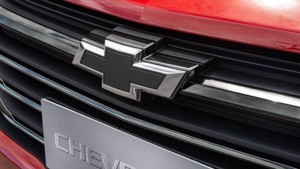 Accesorio bowtie negro para la pick up Chevrolet Montana