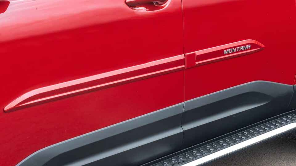 Accesorio moldura lateral negra para la pick up Chevrolet Montana