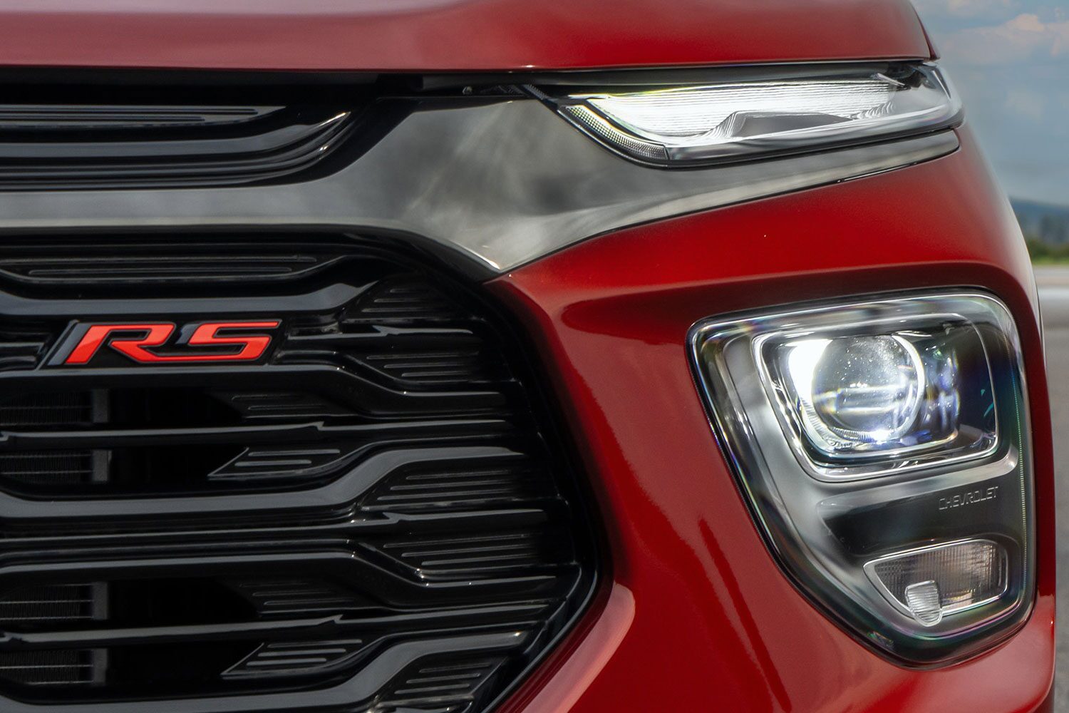 Vista en detalle de la insignia RS en la parrilla frontal de una Chevrolet Montana.