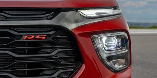 Vista en detalle de la insignia RS en la parrilla frontal de una Chevrolet Montana.