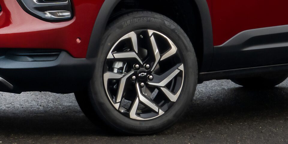 Vista en detalle de la insignia RS en la maletera de una Chevrolet Montana.