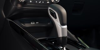 Vista en detalle de la palanca de cambios en la consola central de una Chevrolet Montana.