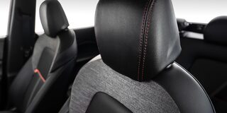 Vista en detalle del resplado del asiento del conductor, mostrando sus detalles y acabados premium.