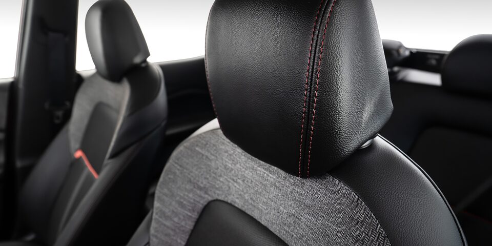 Vista en detalle del resplado del asiento del conductor, mostrando sus detalles y acabados premium.