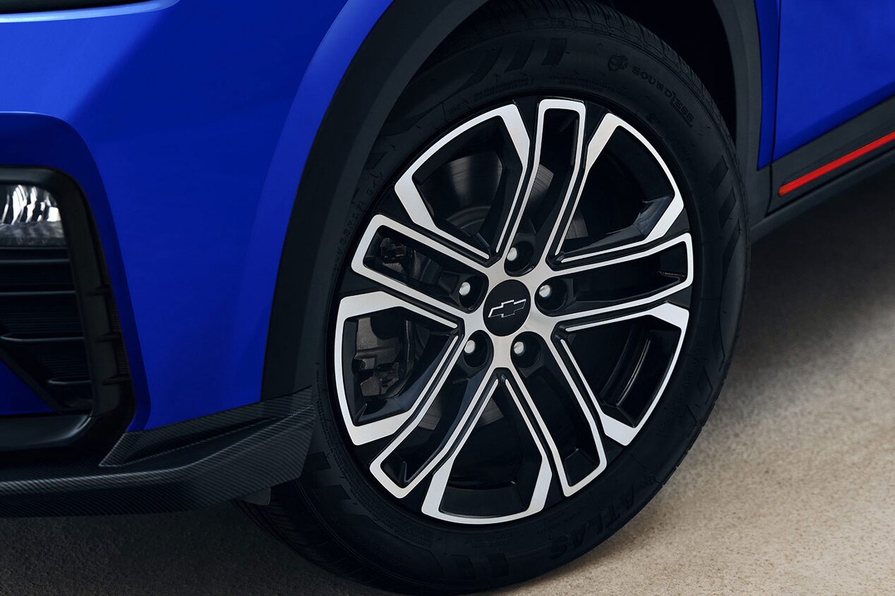 Vista cercana de las llantas de aluminio 17 pulgadas.