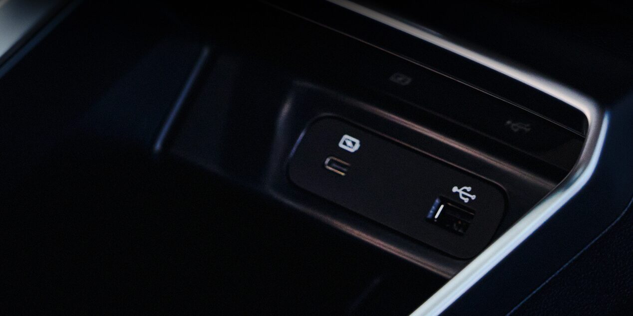 Puertos de carga de batería y conexión USB de la Chevrolet Groove.